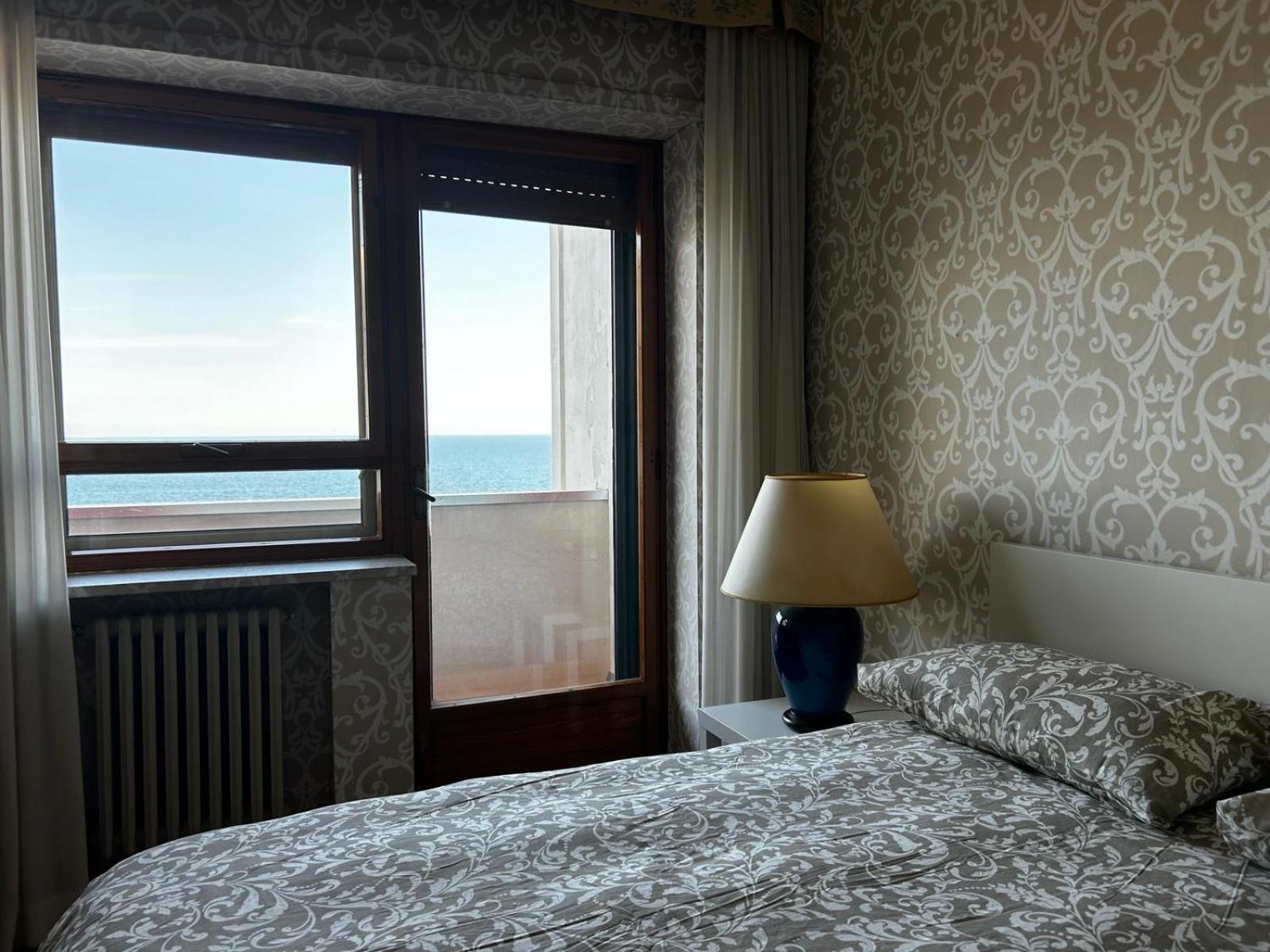 Front Beach Apartment - 3 Bedrooms Барі Екстер'єр фото
