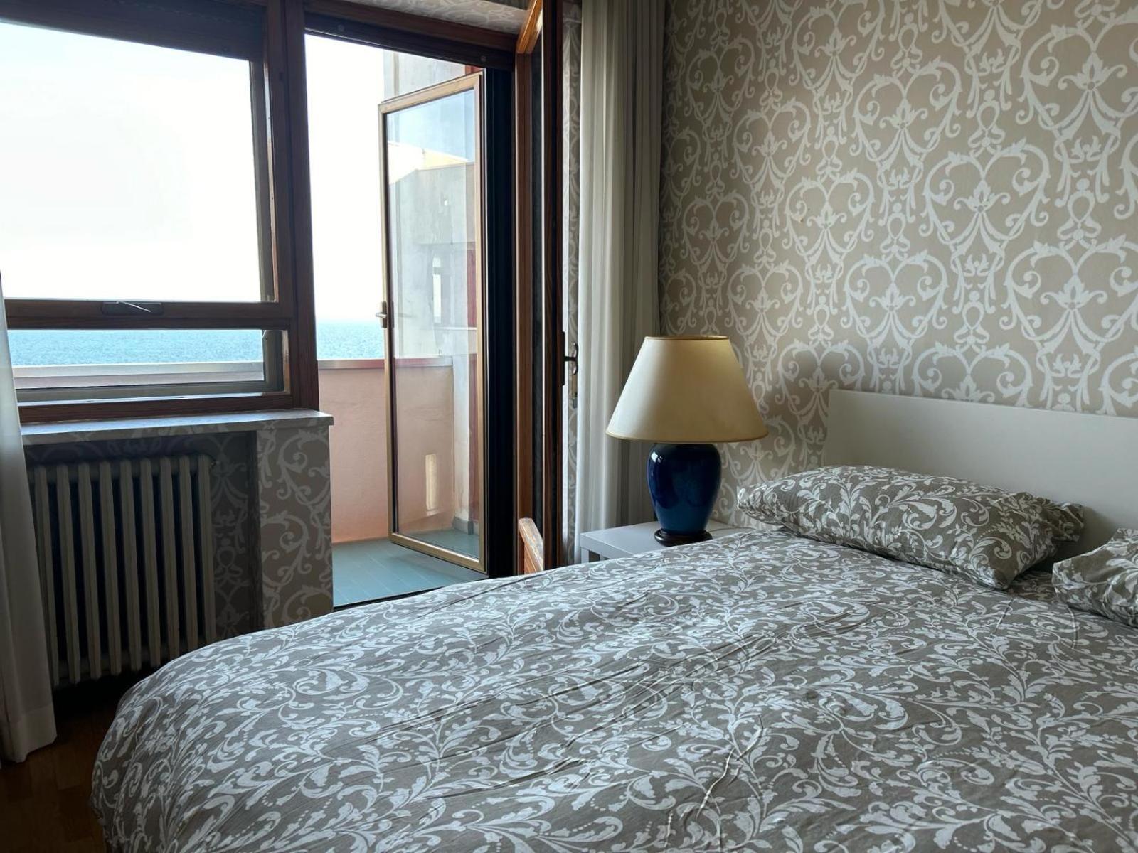 Front Beach Apartment - 3 Bedrooms Барі Екстер'єр фото