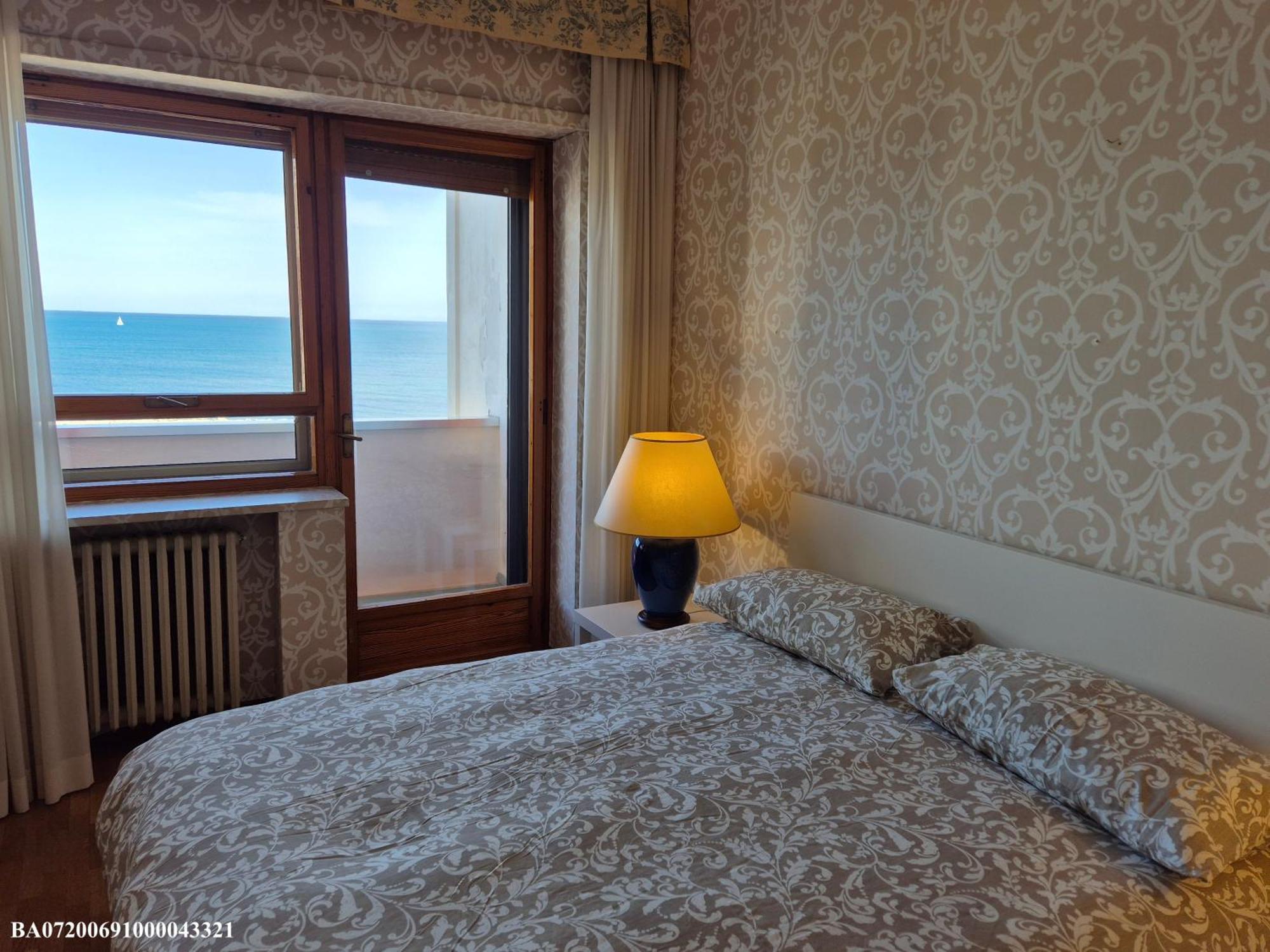 Front Beach Apartment - 3 Bedrooms Барі Екстер'єр фото